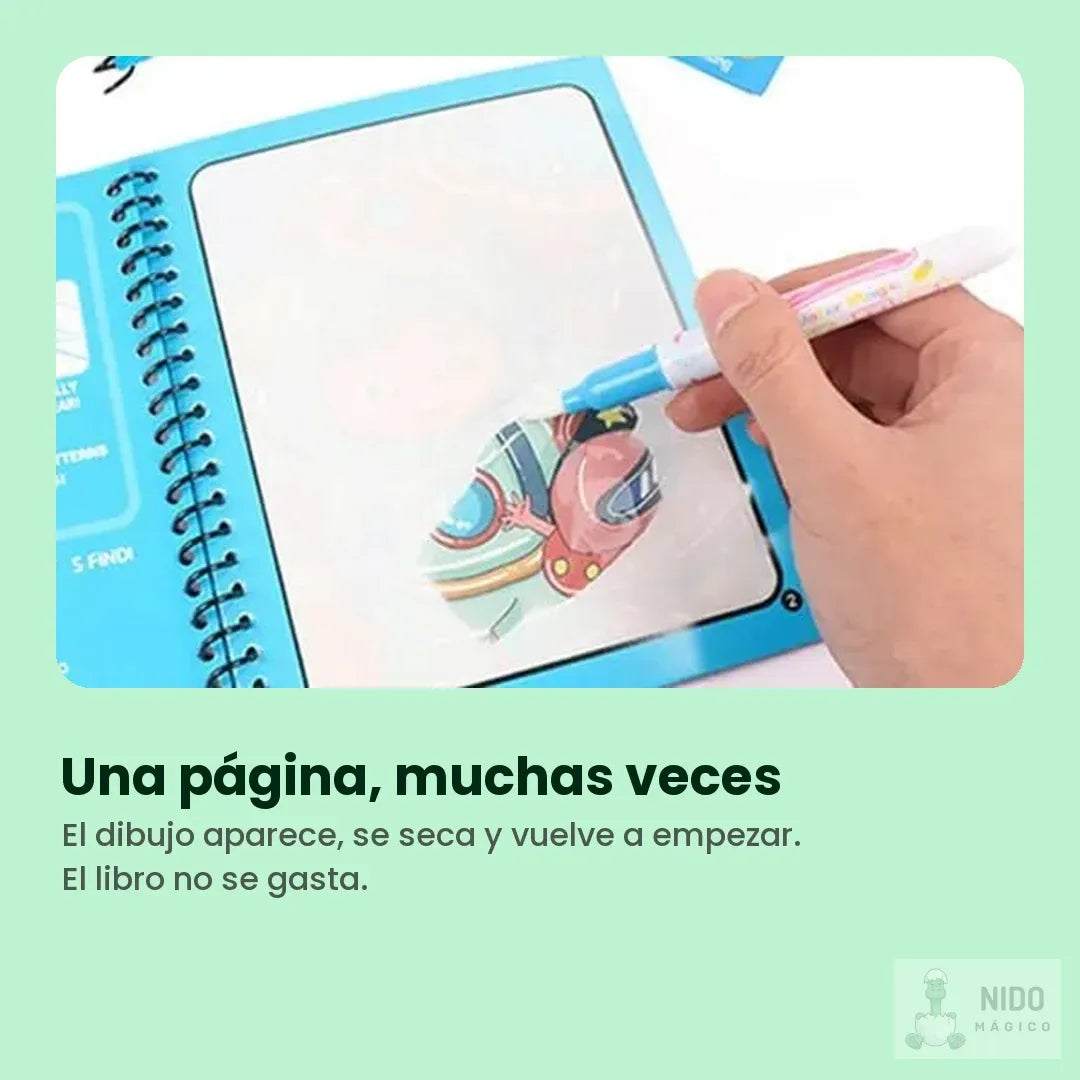 El Libro Mágico abierto mientras un niño pinta una página con el marcador de agua