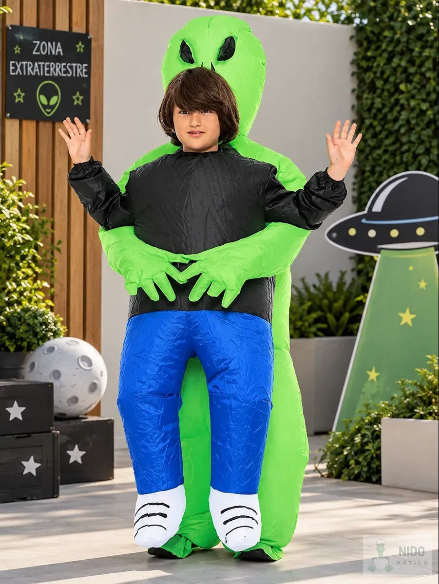 Niño con el disfraz inflable de alien abducción