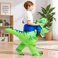 Niño montado en el disfraz inflable de dinosaurio T-Rex