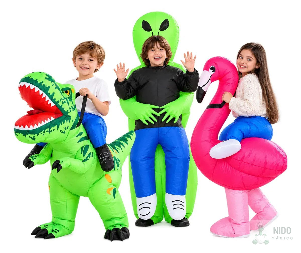 Tres niños con los disfraces inflables de alien, dinosaurio y flamenco