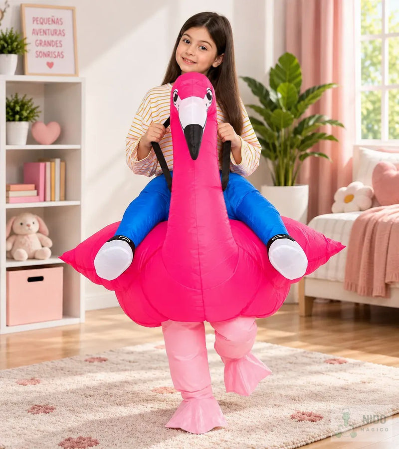 Niña con el disfraz inflable de flamenco