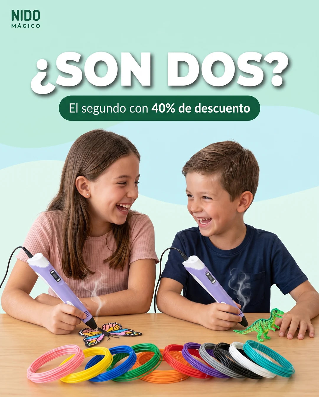 Dos hermanos dibujando con su propio lápiz 3D