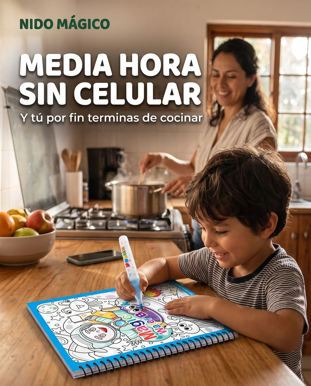 Niño pintando el Libro Mágico en la cocina mientras su mamá cocina tranquila