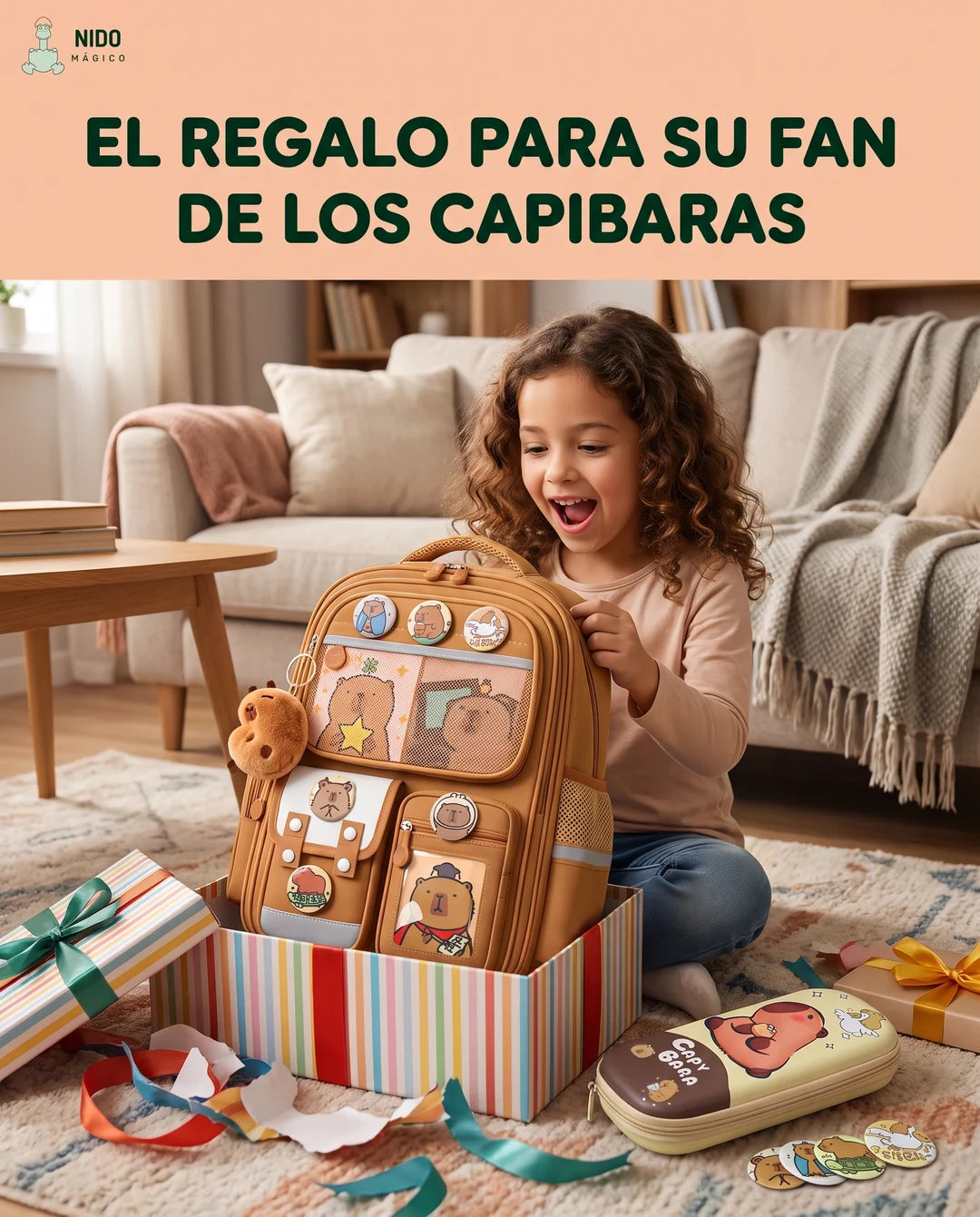Niña abriendo el regalo y sacando su morral capibara