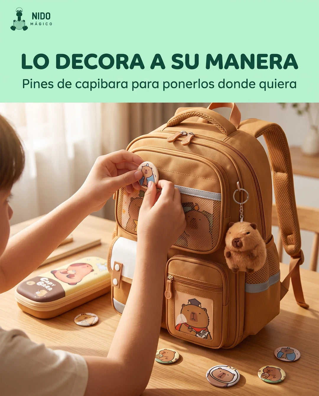 Manos de un niño poniendo un pin de capibara en el morral