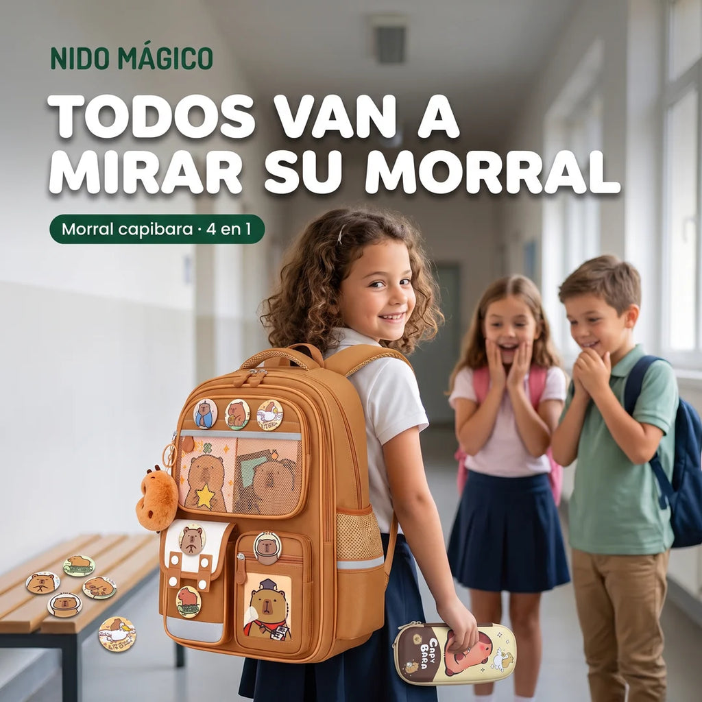 Niña en el colegio con su morral capibara mientras sus compañeros lo miran