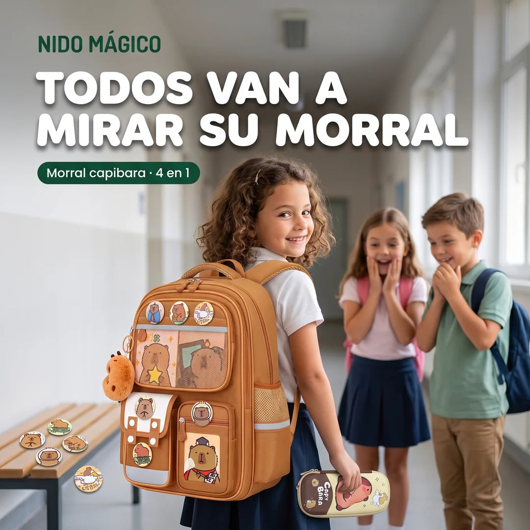 Niña en el colegio con su morral capibara mientras sus compañeros lo miran