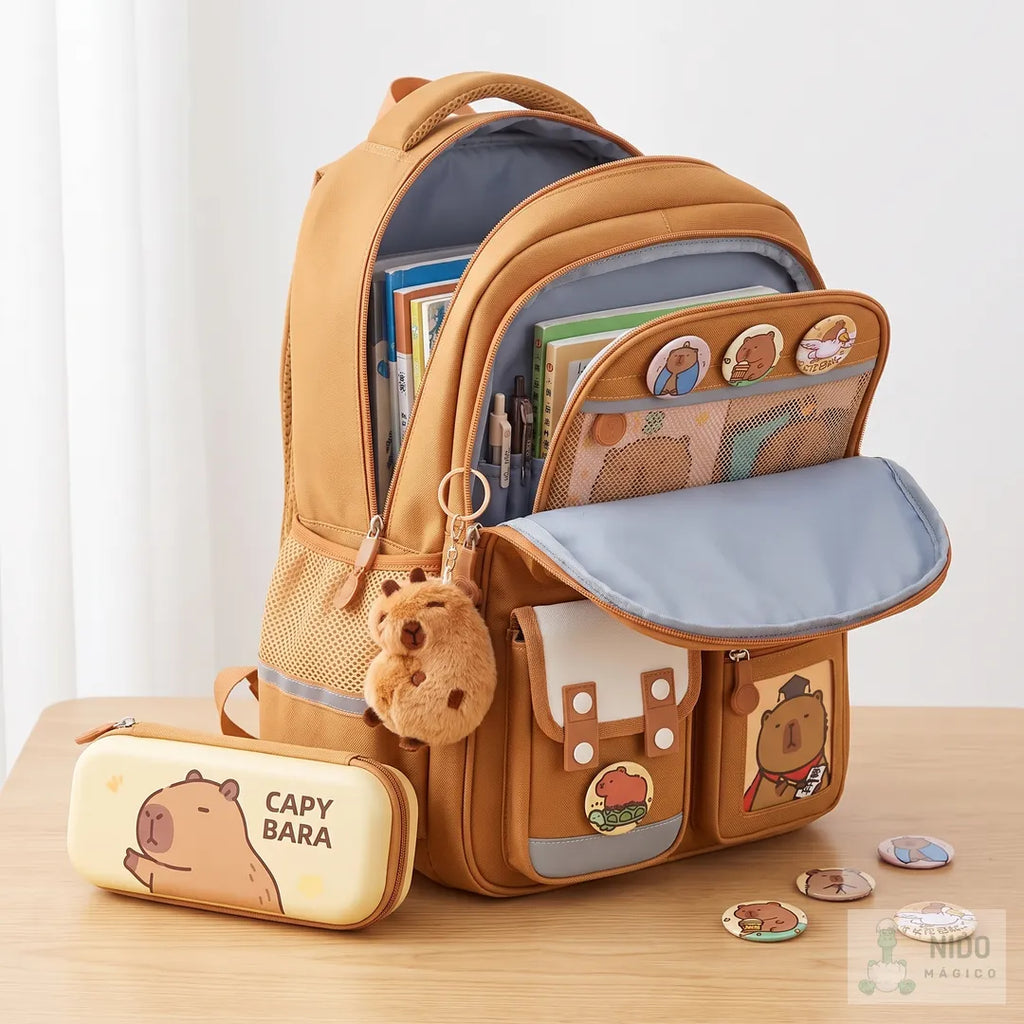 Morral capibara abierto con cuadernos adentro y su cartuchera
