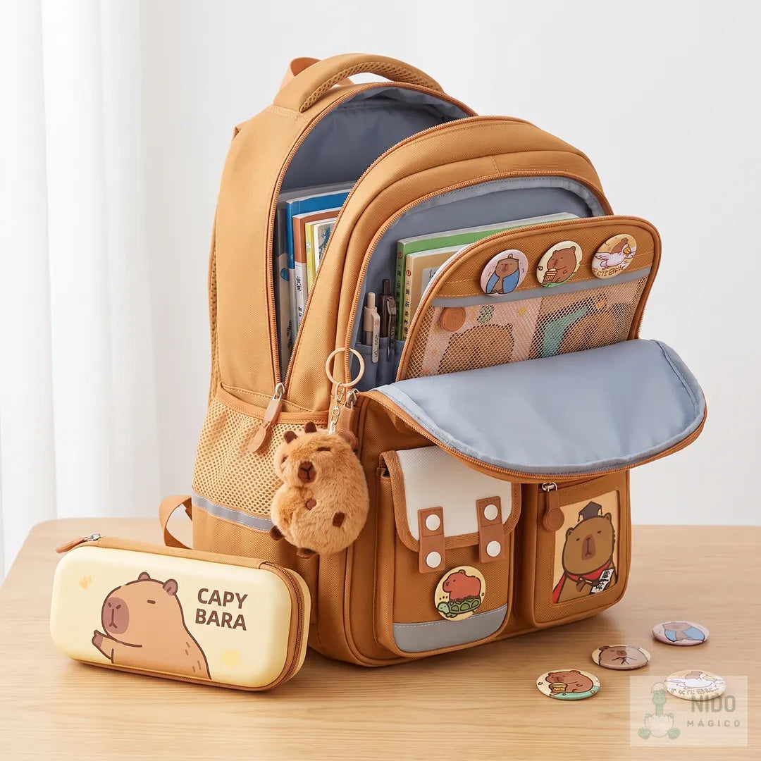 Morral capibara abierto con cuadernos adentro y su cartuchera
