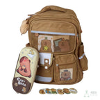 Morral capibara con su cartuchera y los pines