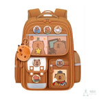 Morral capibara de frente con pines y llavero de peluche