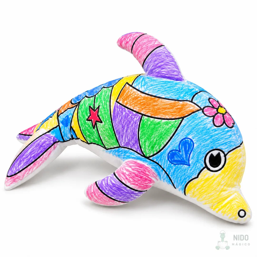 Peluche de delfín después de colorearlo