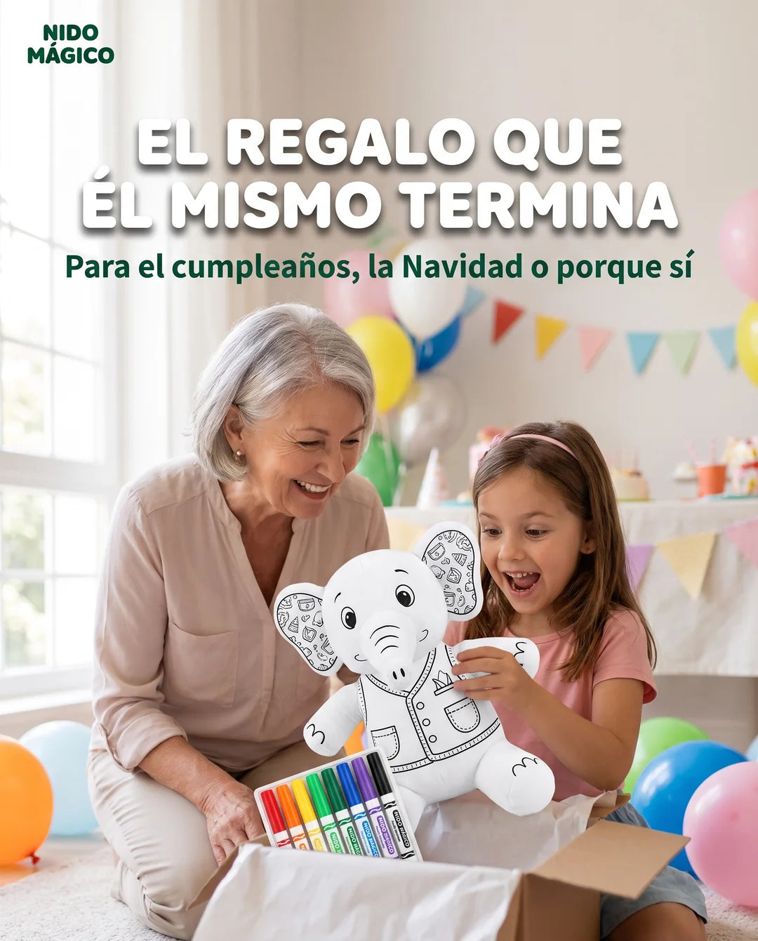 Una abuela le regala a su nieta el peluche para colorear en su cumpleaños
