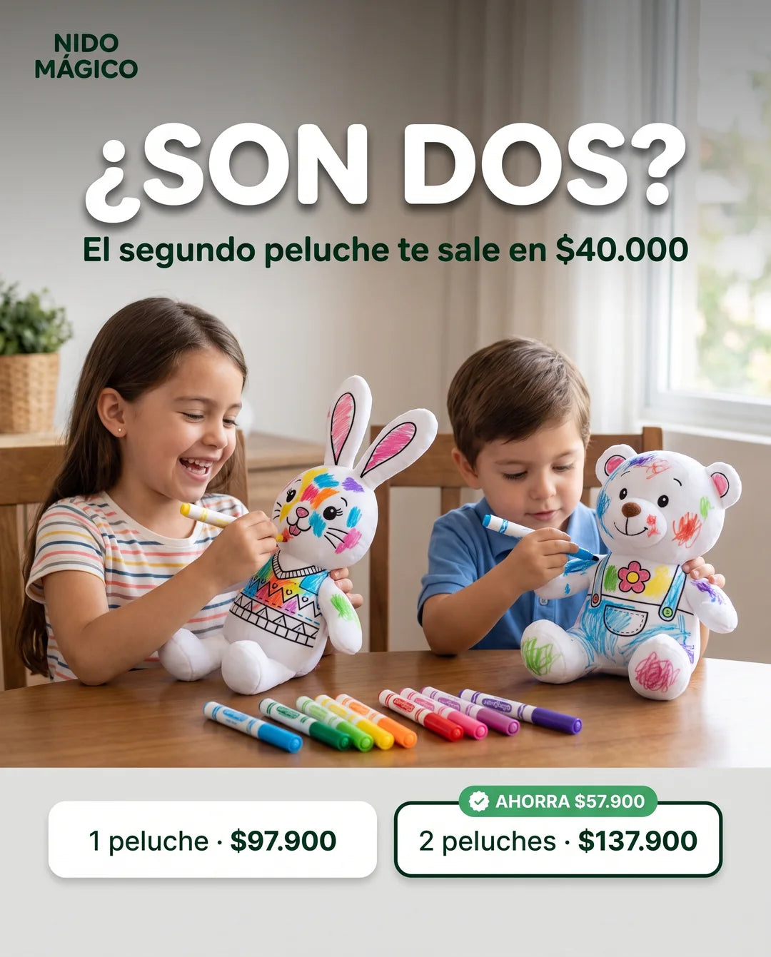 Dos hermanos coloreando cada uno su peluche: el segundo sale en 40.000 pesos