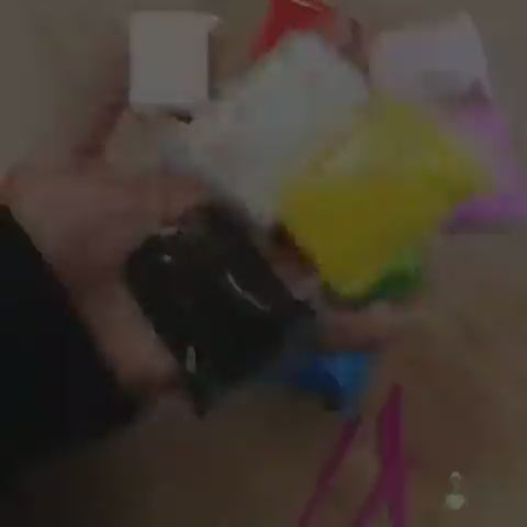 Manos abriendo las bolsas de foamy y las tres espátulas