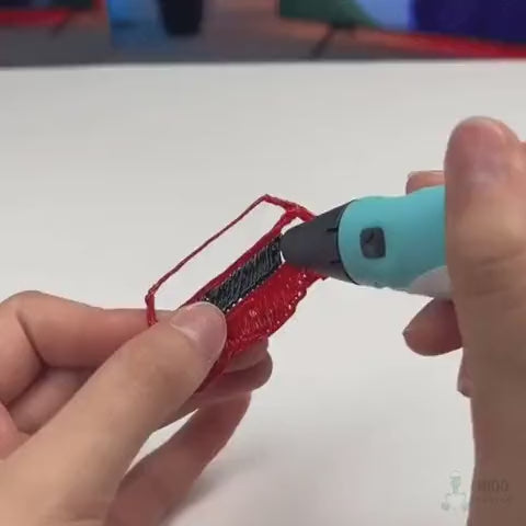 Un carro dibujado con el lápiz 3D se despega del papel