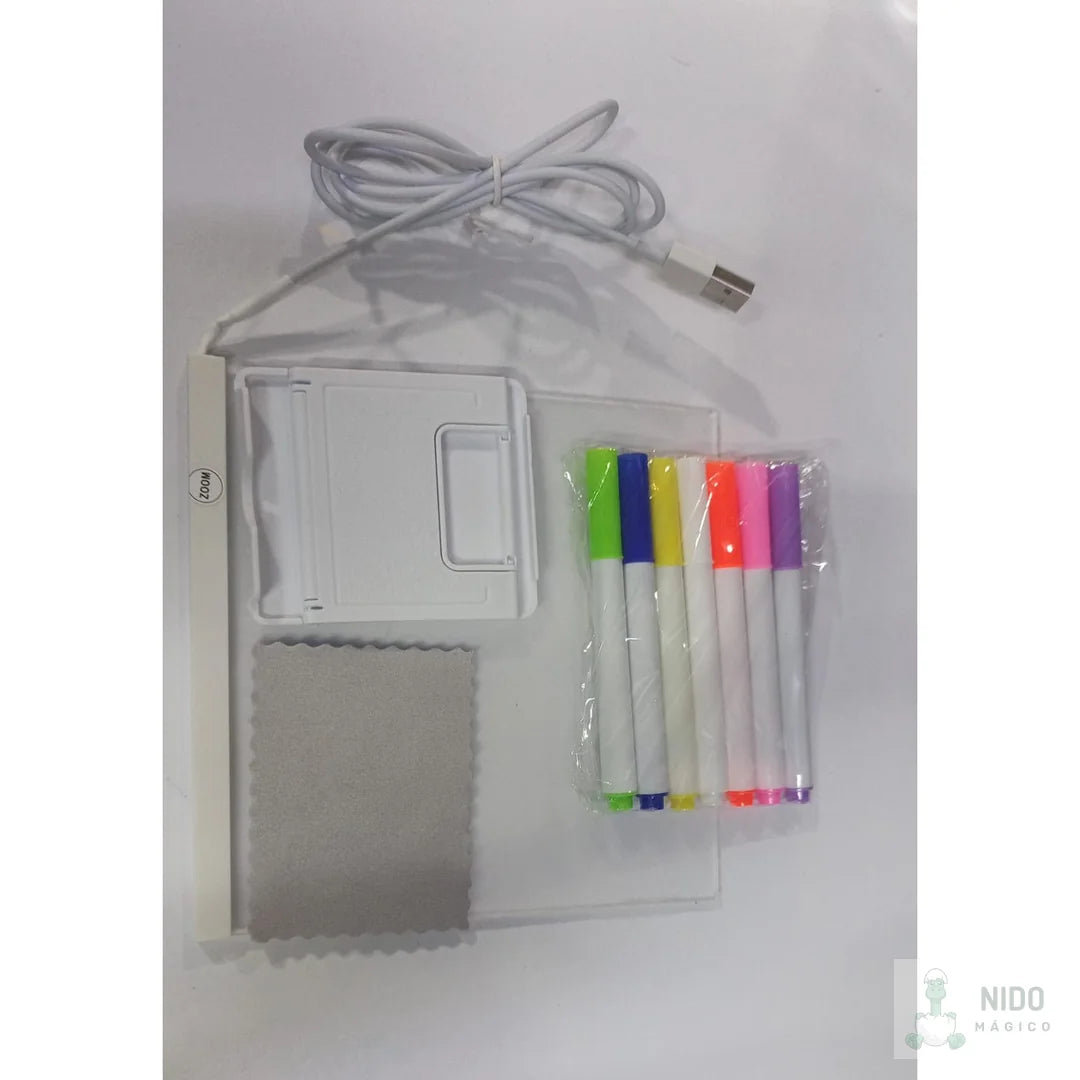 Lo que incluye: tablero, base LED con cable USB, marcadores y paño
