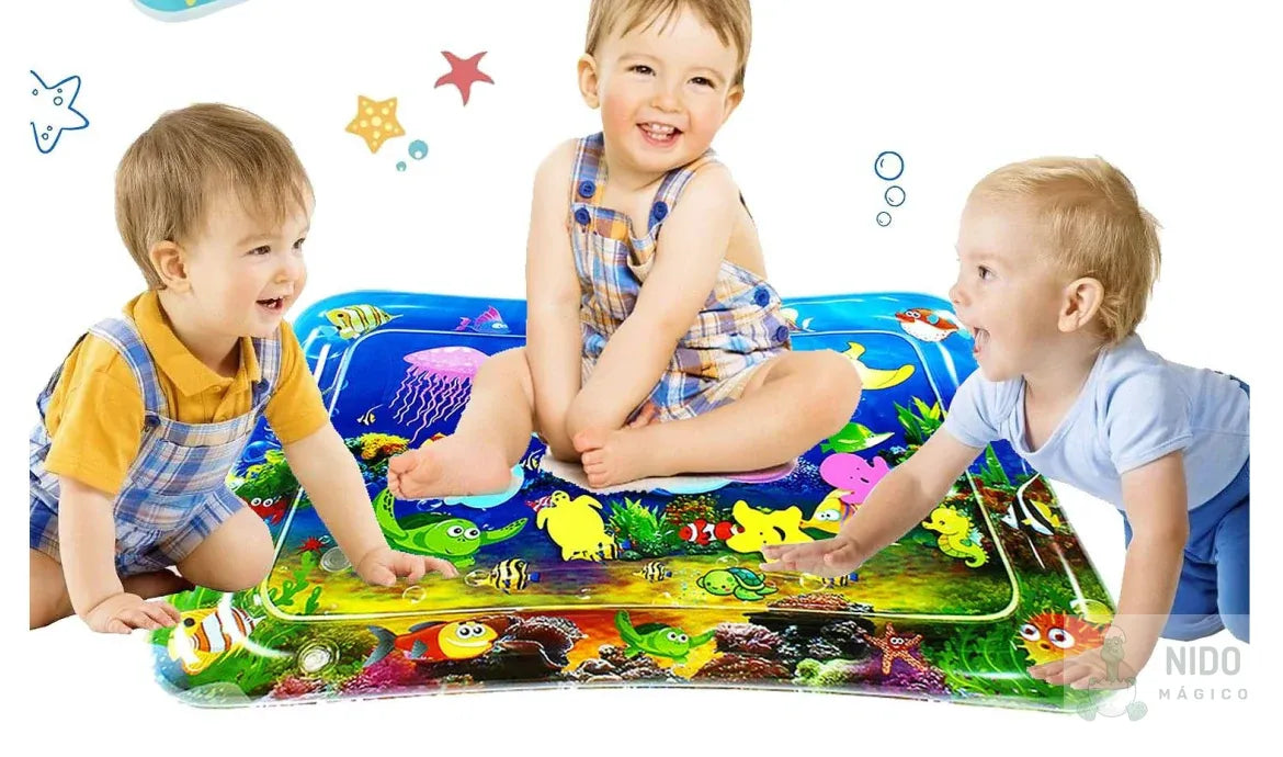 Tres niños jugando alrededor del tapete sensorial