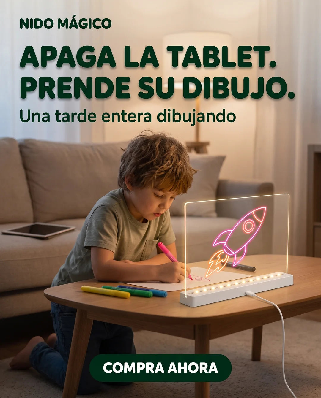 Niño dibujando un cohete que brilla en el tablero LED mientras la tablet queda apagada