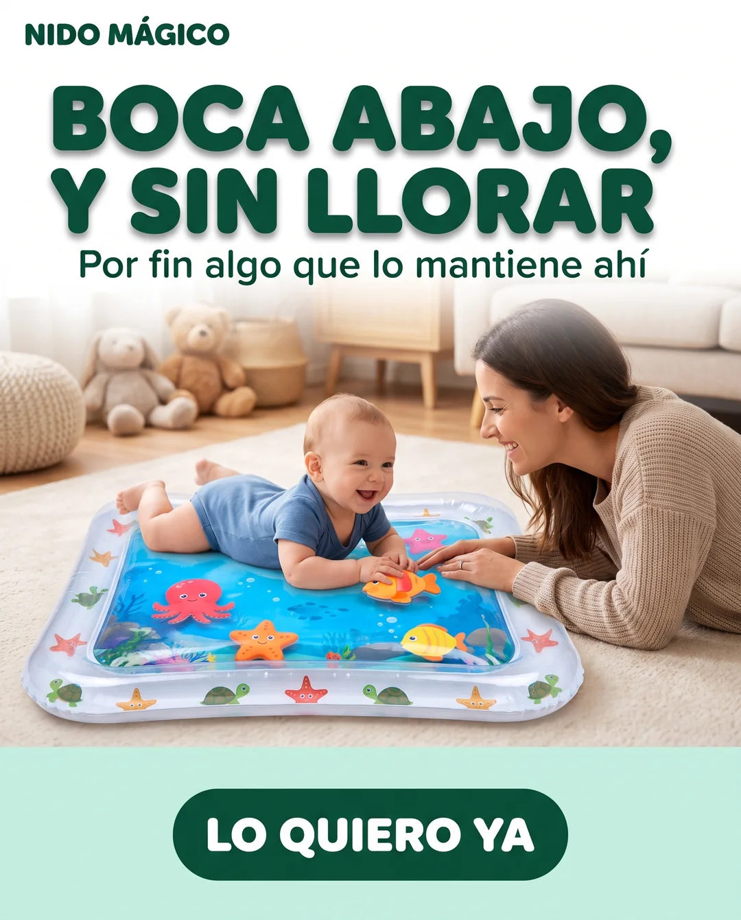 Bebé boca abajo sonriendo sobre el tapete de agua con su mamá al frente