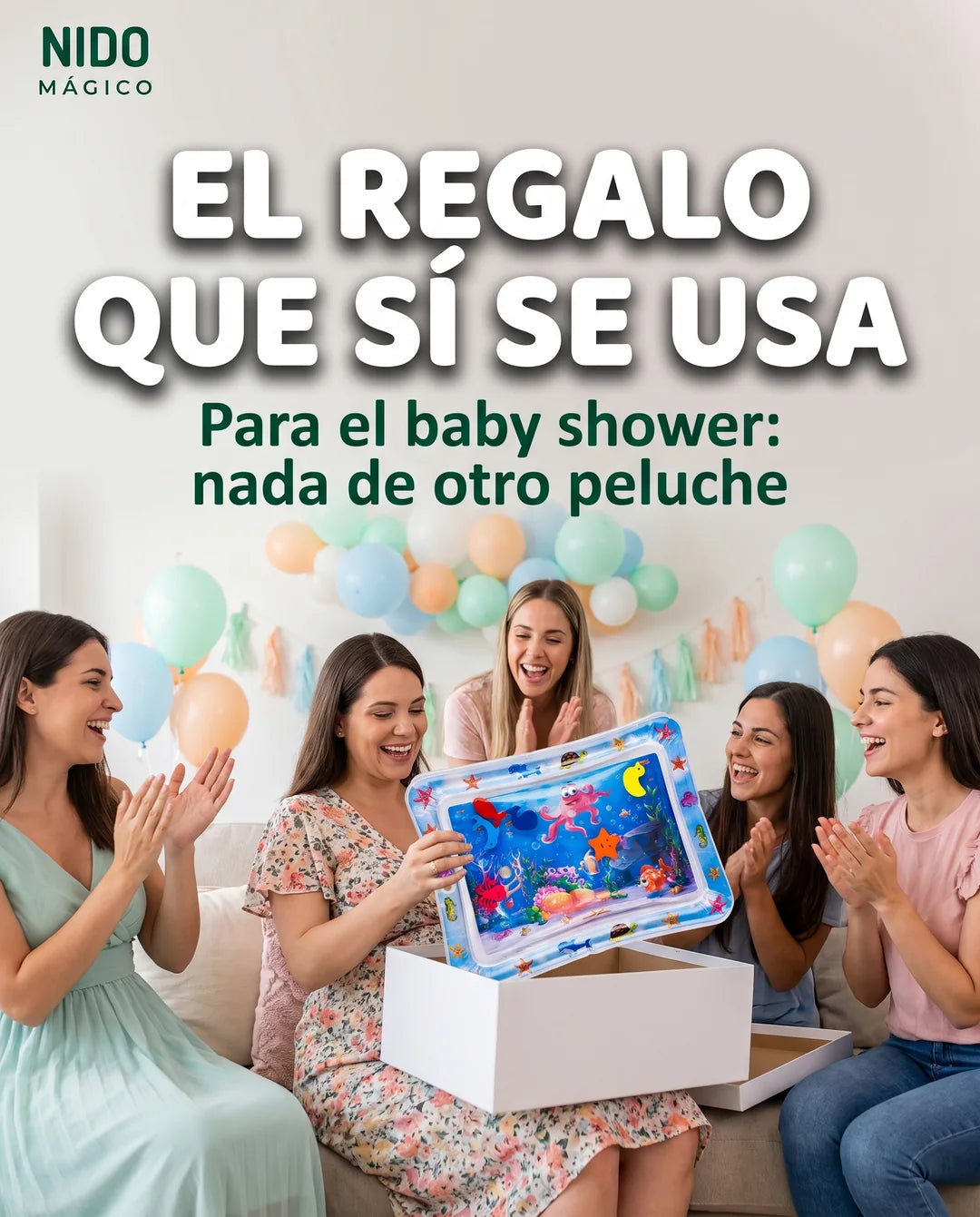 Una futura mamá abre el tapete de agua como regalo en su baby shower